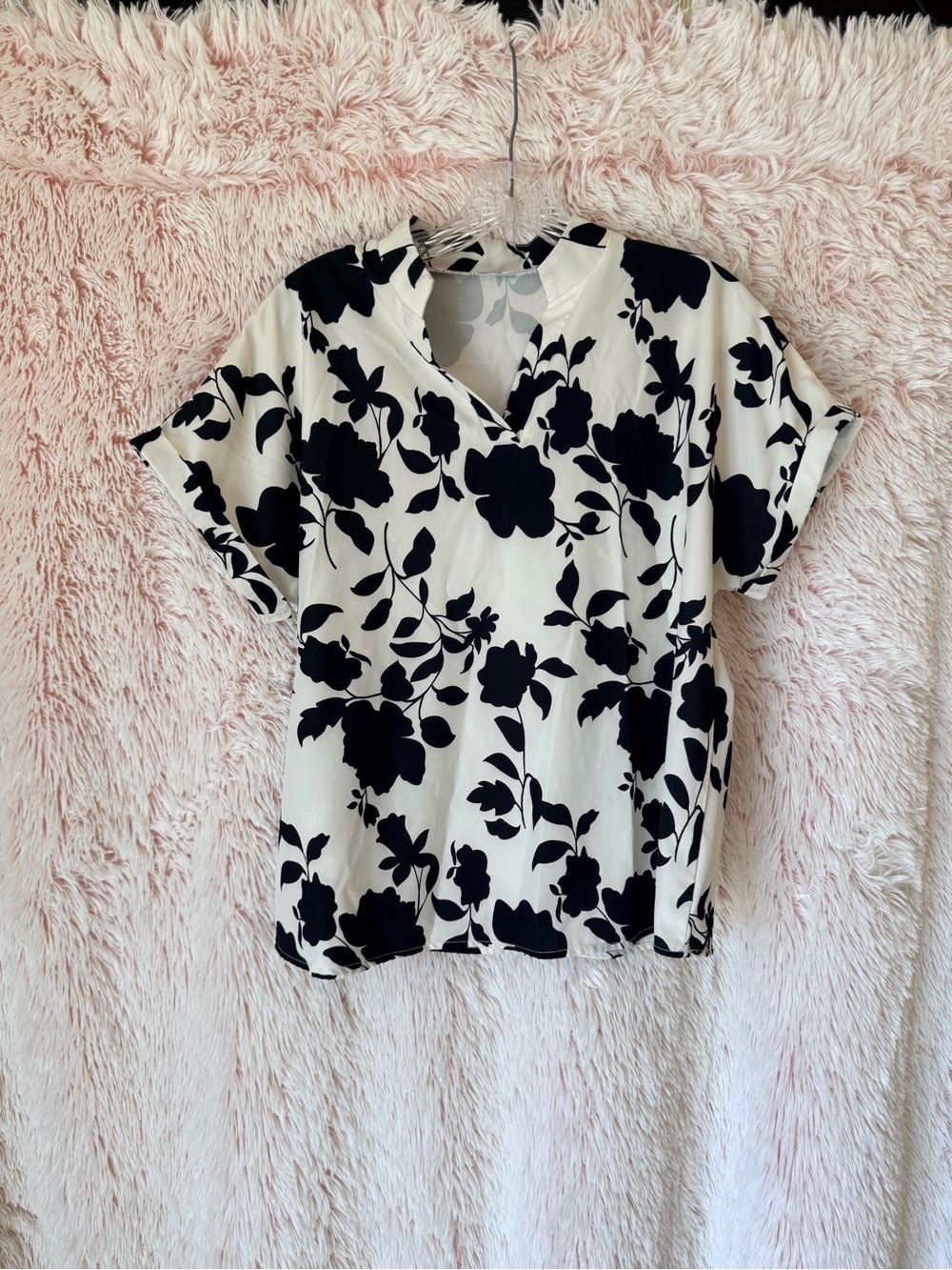 Black & White Floral V-Neck Short Sleeve Blouse